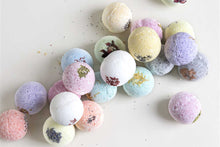 Load image into Gallery viewer, Natural Bath Bombs and Shower Steamers Gift Set-5
