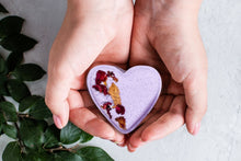 Load image into Gallery viewer, Heart Shaped Shower Steamers Gift Box, Set of 5 Shower Steamers Package

